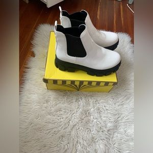 Sam Edelman circus white/ black lug boot size 9.5